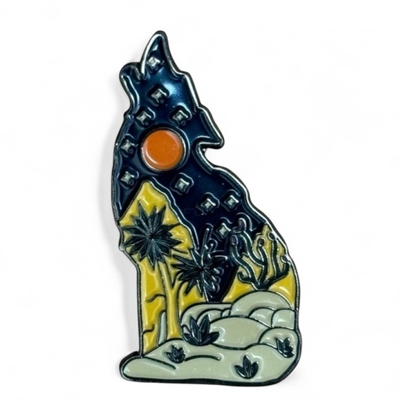 Howling Desert Wolf Pin Metal Enamel Lapel Pin - Picture 1 of 13